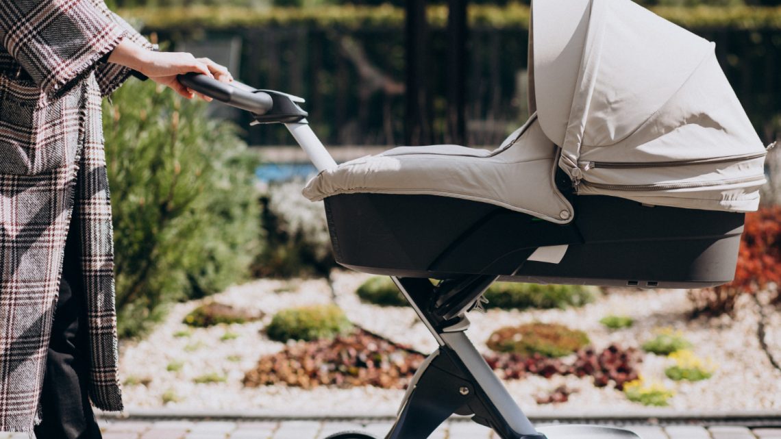 Wózek z możliwością wpięcia fotelika lub gondoli – dlaczego to idealne rozwiązanie dla aktywnych rodziców?