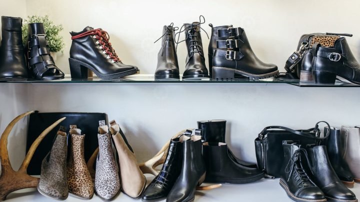 Botki na słupku, koturnie czy płaskie? Porównanie modeli do codziennych stylizacji