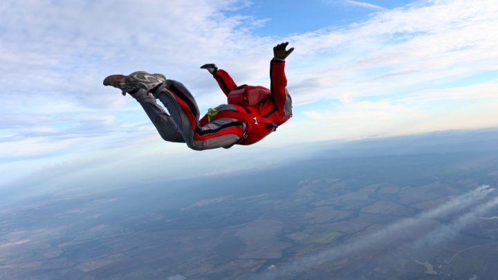 Skoki spadochronowe w aglomeracjach – logistyka, dostępność i bezpieczeństwo