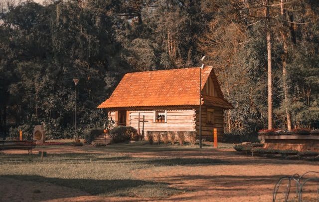 Budowa domu z bali – etapy realizacji i najważniejsze decyzje