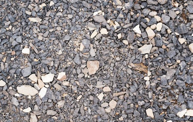 Jak działa żwirownia i skąd pochodzi kruszywo wykorzystywane w budownictwie?
