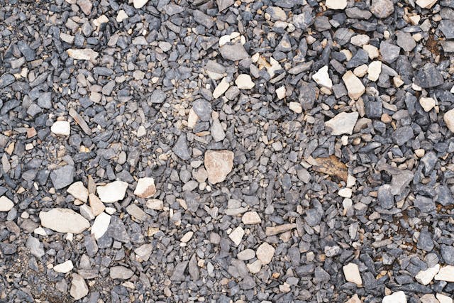 Jak działa żwirownia i skąd pochodzi kruszywo wykorzystywane w budownictwie?